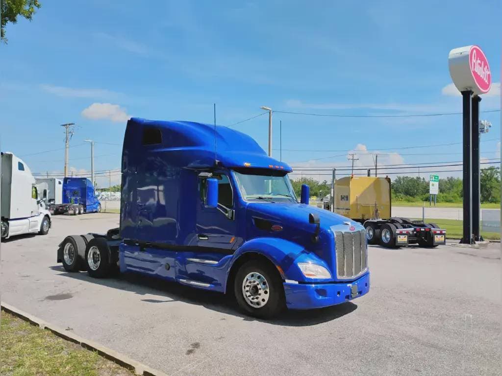 2022 Peterbilt 579 image 3