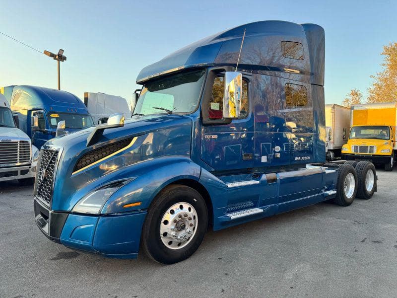 2020 Volvo VNL image 2
