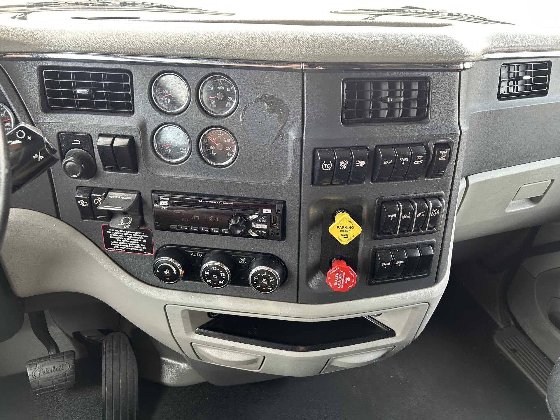 2020 Peterbilt 579 image 27