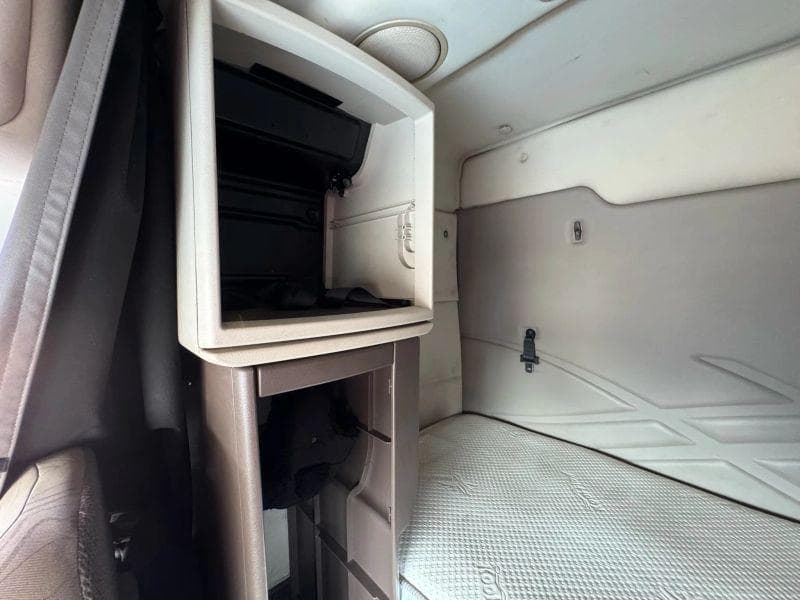 2012 Volvo VNL image 77