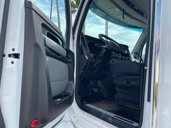 2025 Kenworth T880 image 12