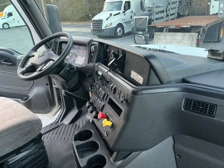 2023 International LT62F image 8