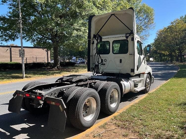 2021 Freightliner Cascadia image 10