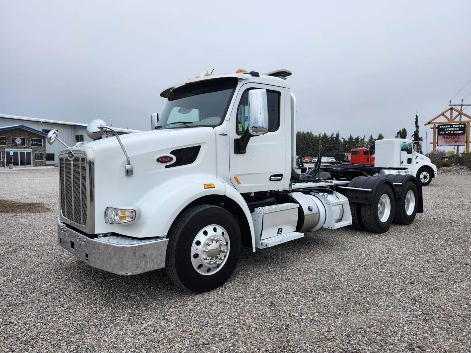 2020 Peterbilt 567 image 2