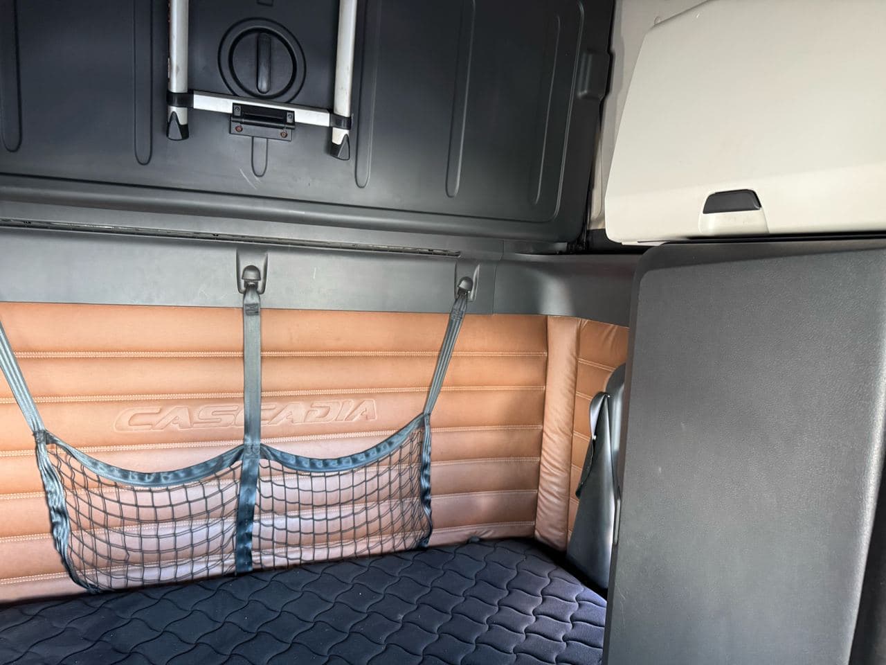 2018 Freightliner Cascadia image 10