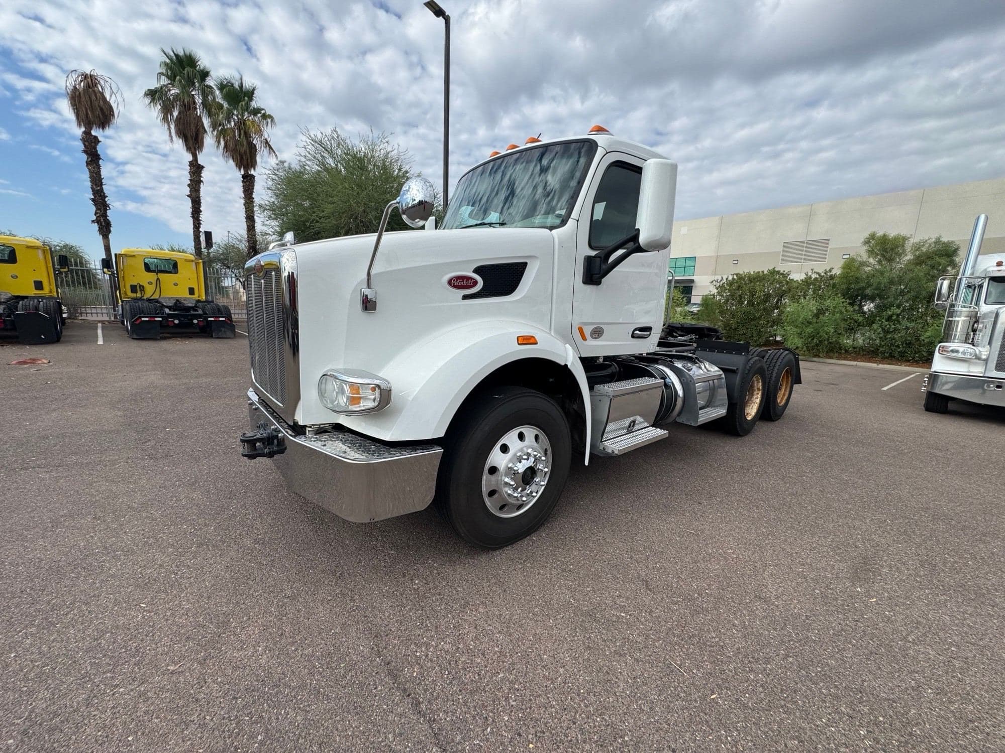 2020 Peterbilt 567 image 1