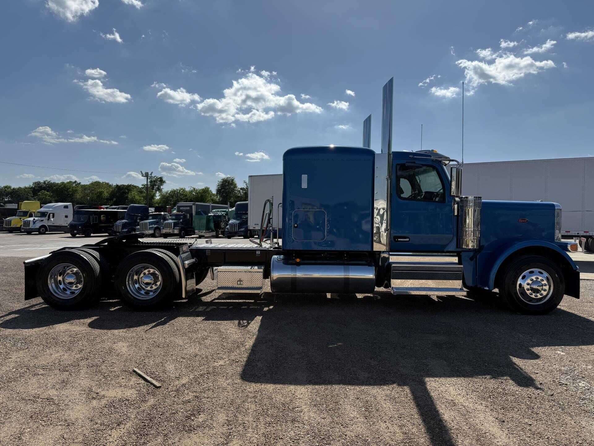 2026 Peterbilt 579 image 2