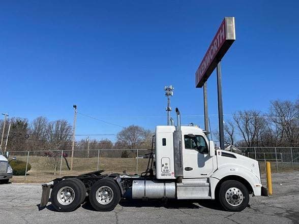 2021 Kenworth T880 image 2