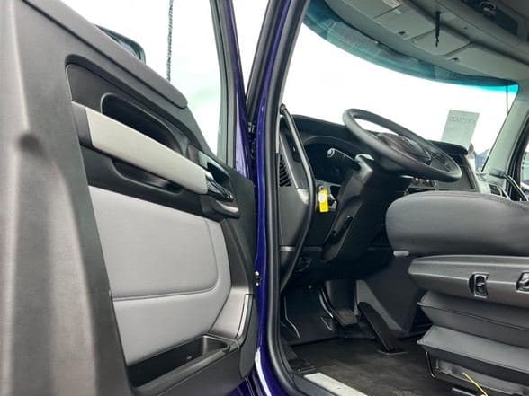 2025 Kenworth T880 image 15