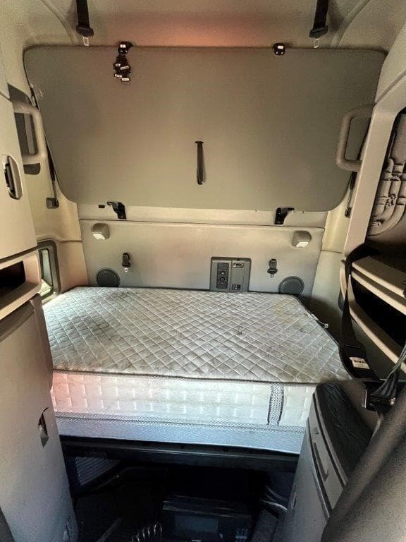 2023 Volvo VNL64T760 image 9