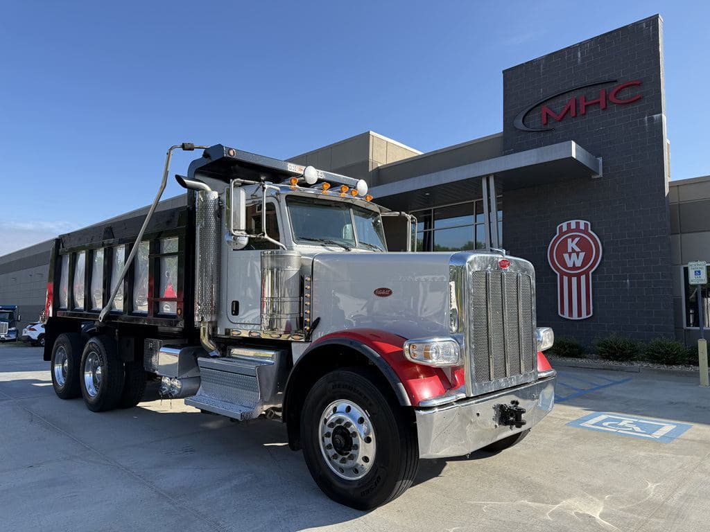 Used 2024 PETERBILT 389 image 1