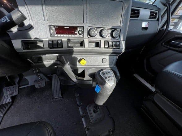 2024 Kenworth T880 image 16