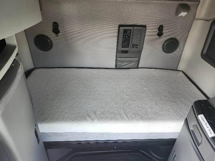 2023 Volvo VNL image 11