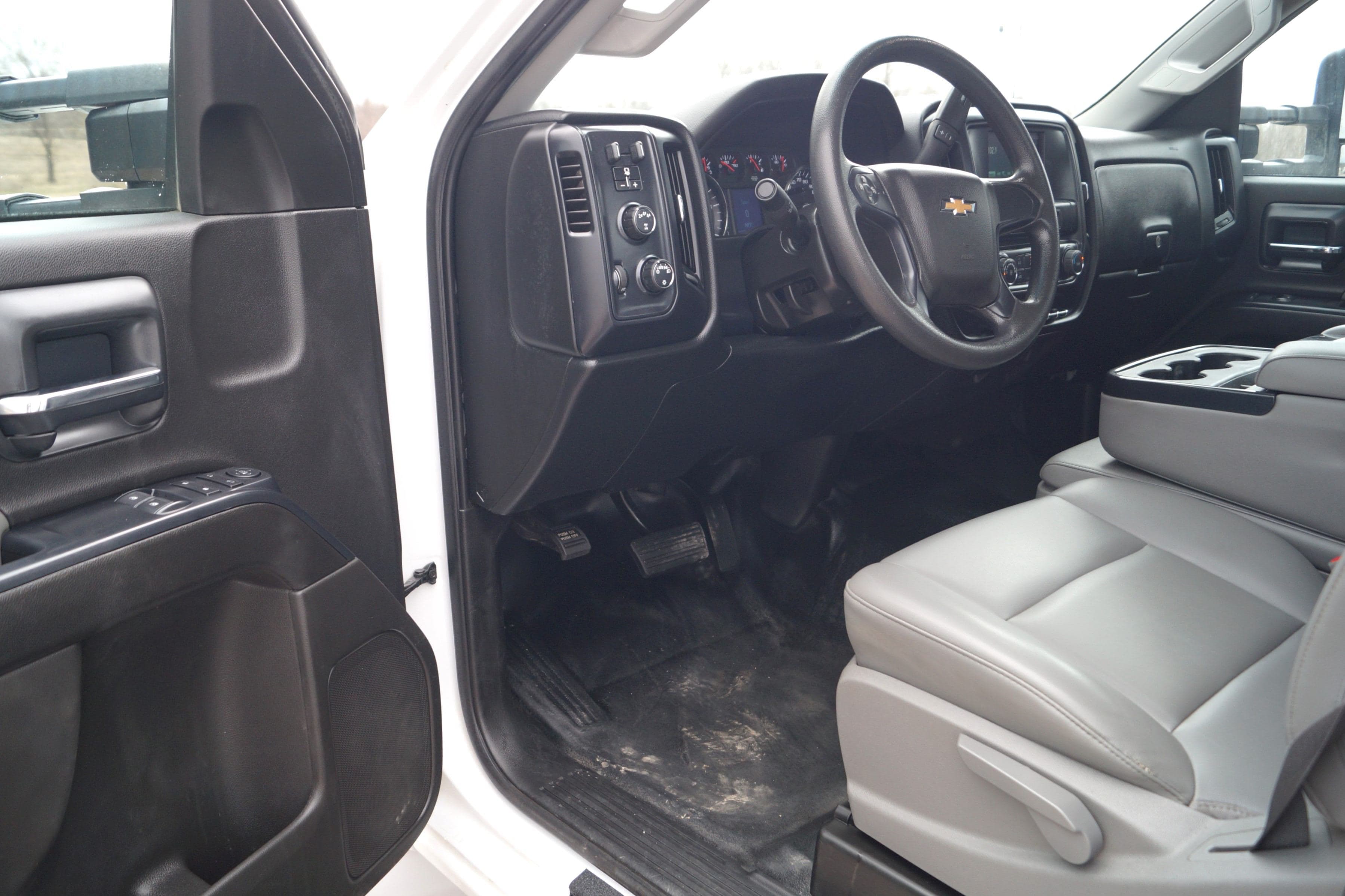 2022 Chevrolet Silverado 5500 - 11ft Flatbed - 4WD 6.6L V8 Duramax image 11
