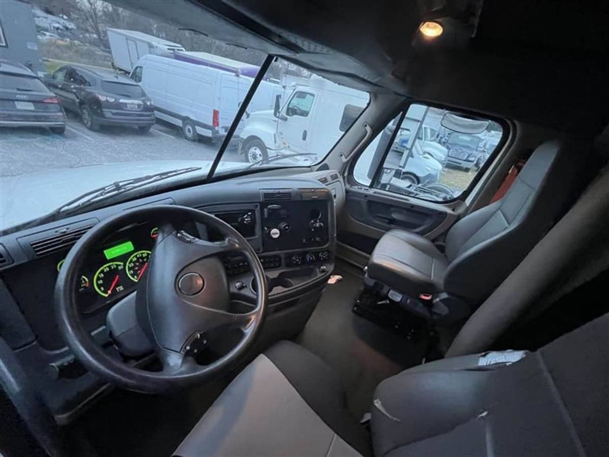 2018 Freightliner Cascadia 125 Sleeper Semi Truck - 72" Condo Sleeper, 475HP, 10 Speed Automatic image 8