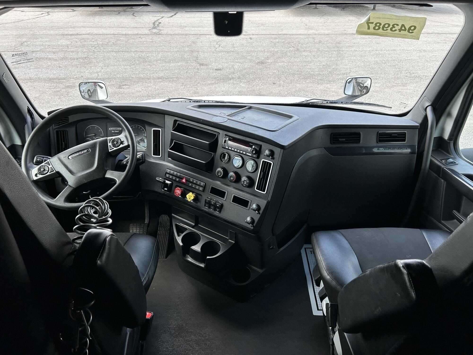 2023 Freightliner Cascadia image 5