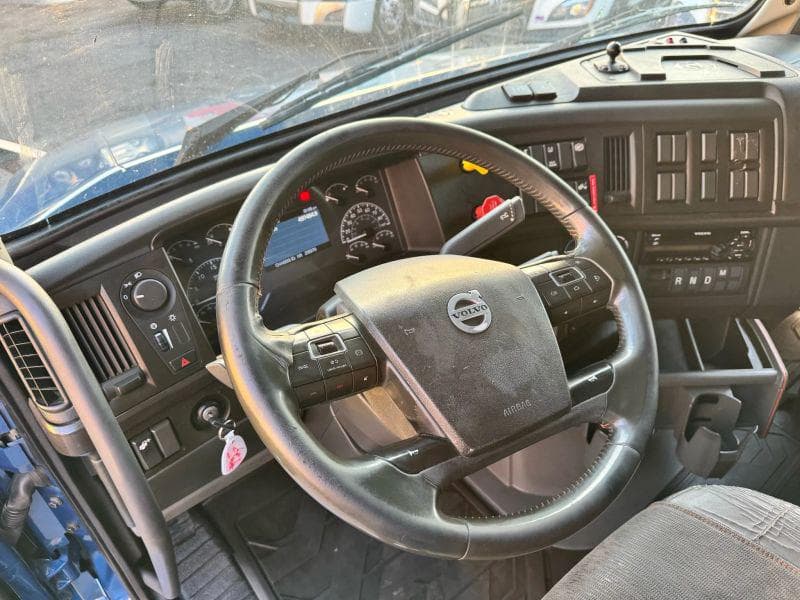2020 Volvo VNL image 13
