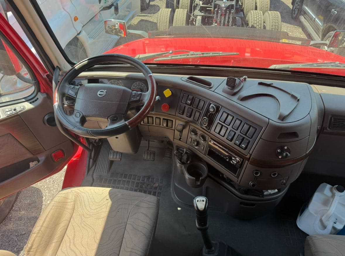 2017 Volvo VNL780 image 3