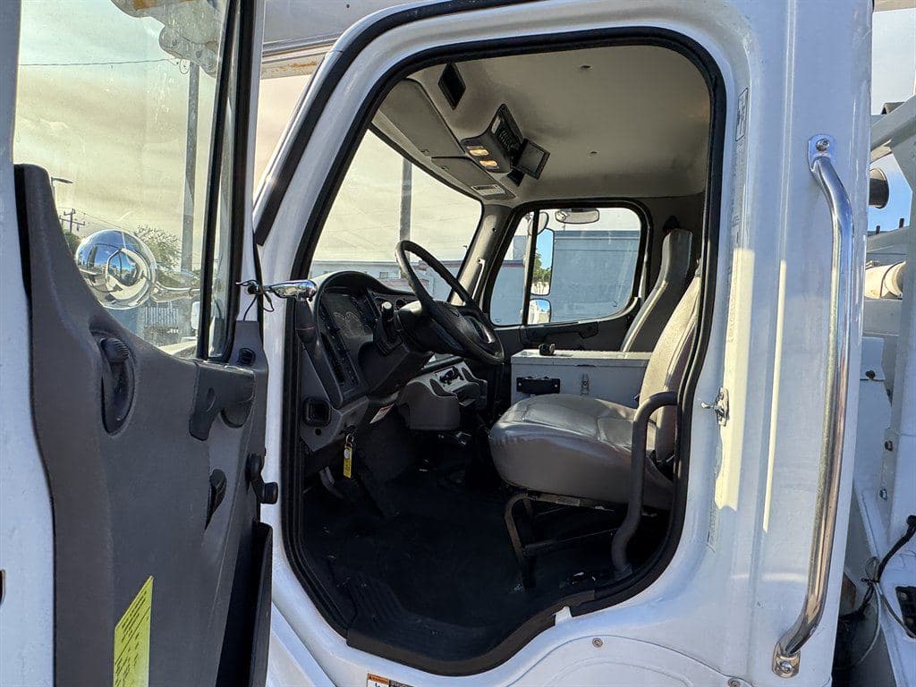 2015 Freightliner M2 106 image 60