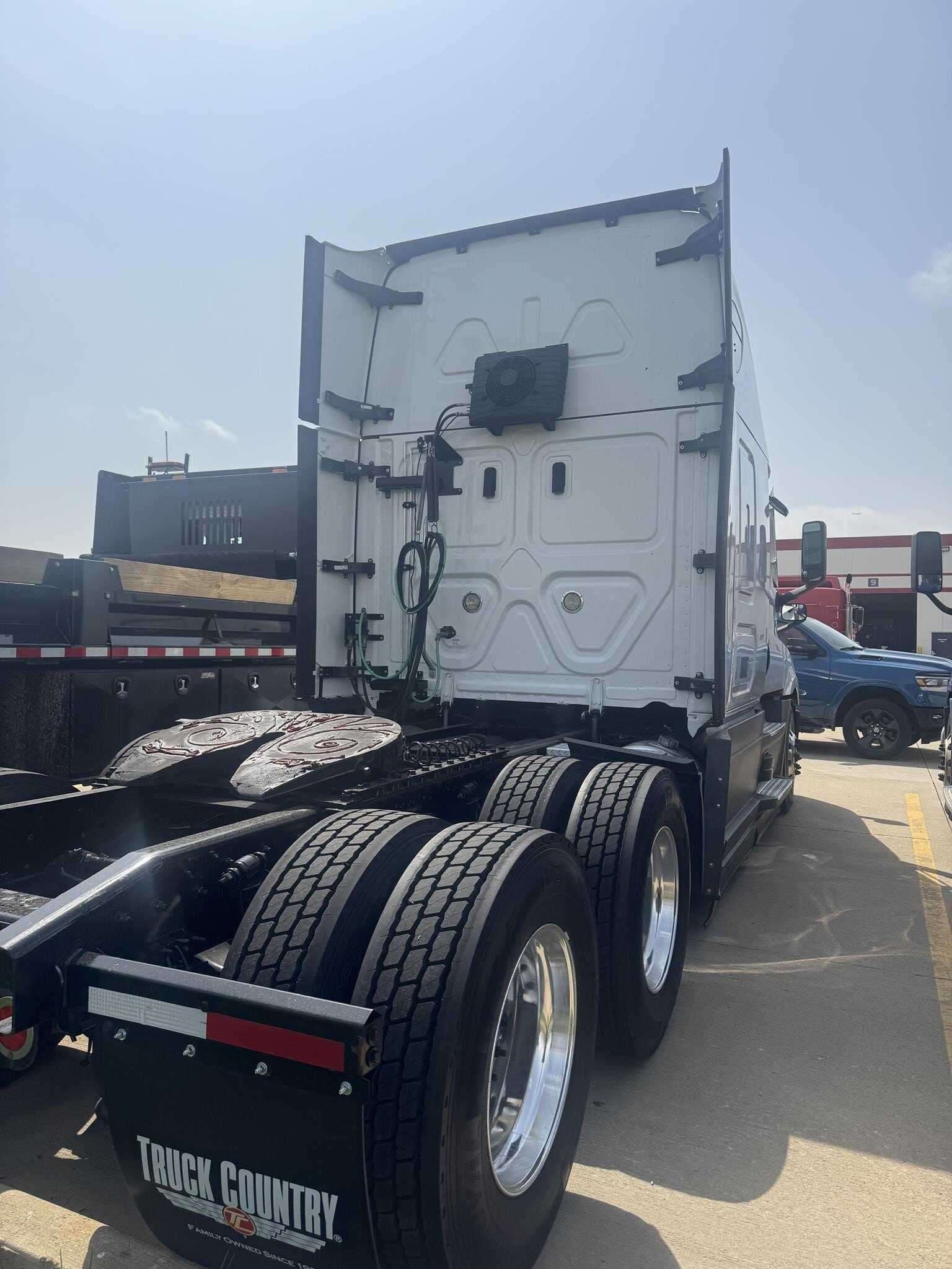 2022 Freightliner Cascadia 126 image 3