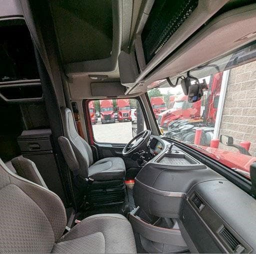 2023 Volvo VNL64T760 image 10