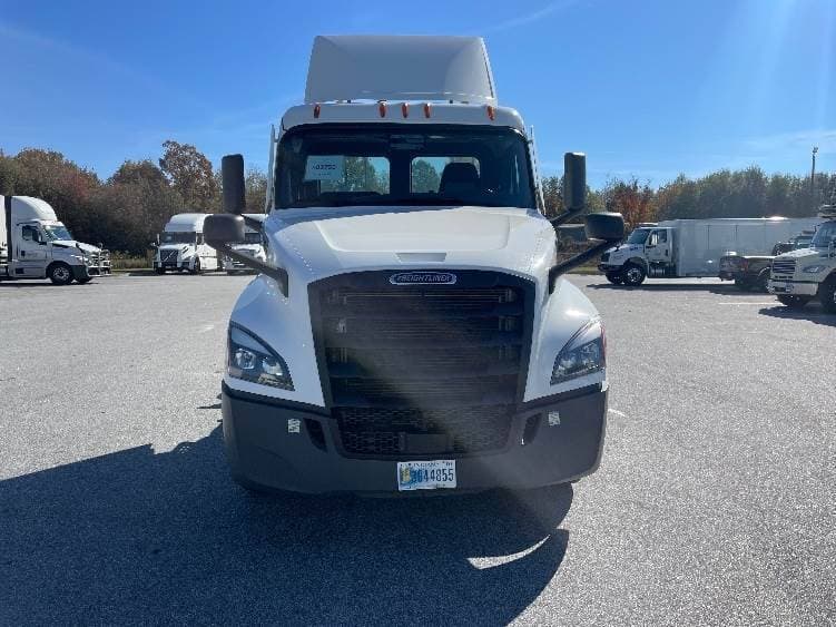 2021 Freightliner Cascadia image 2