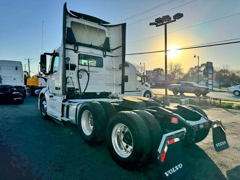 2020 Volvo VNL image 28