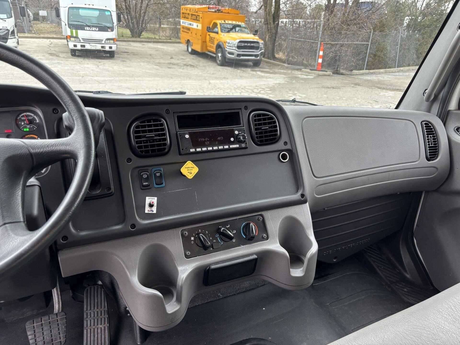 2022 Freightliner M2 image 6