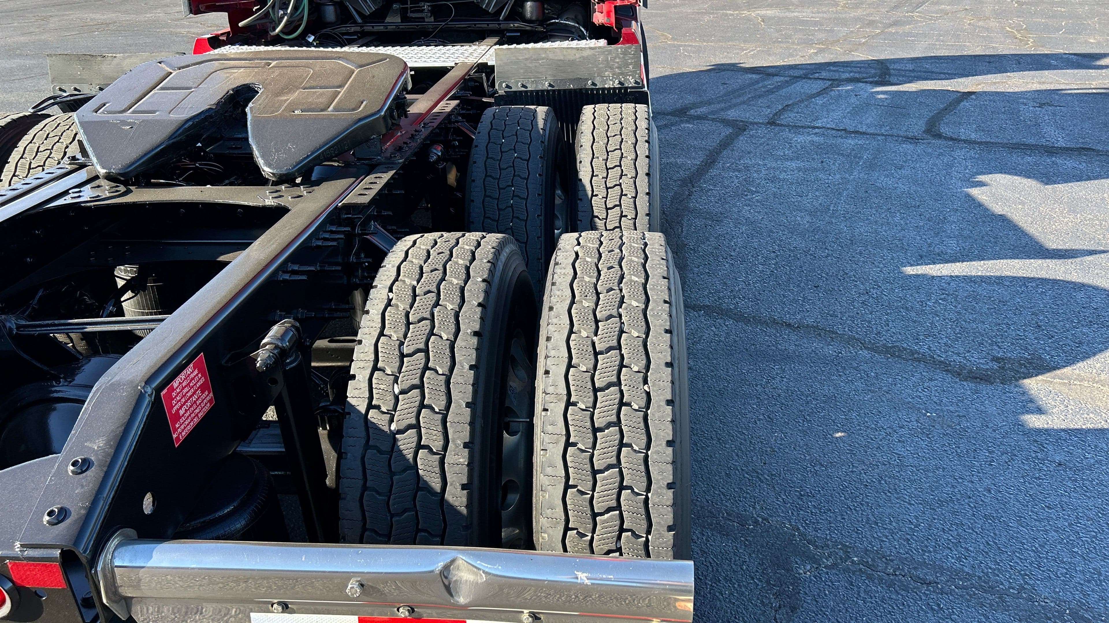 2022 Volvo VNL64T300 image 8