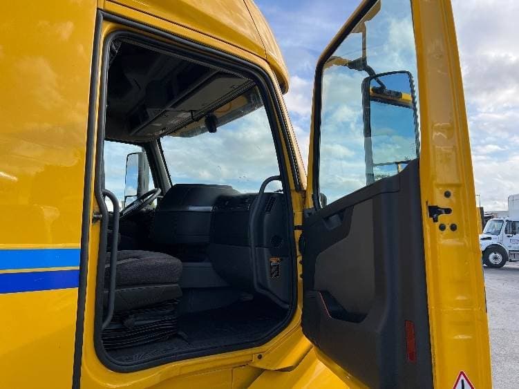 2022 Volvo VNL image 7