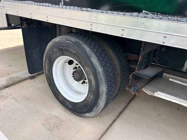 2015 Hino 268 image 9