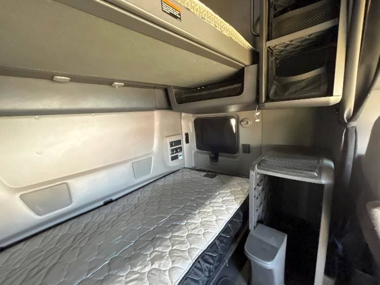 2022 International LT625 image 11