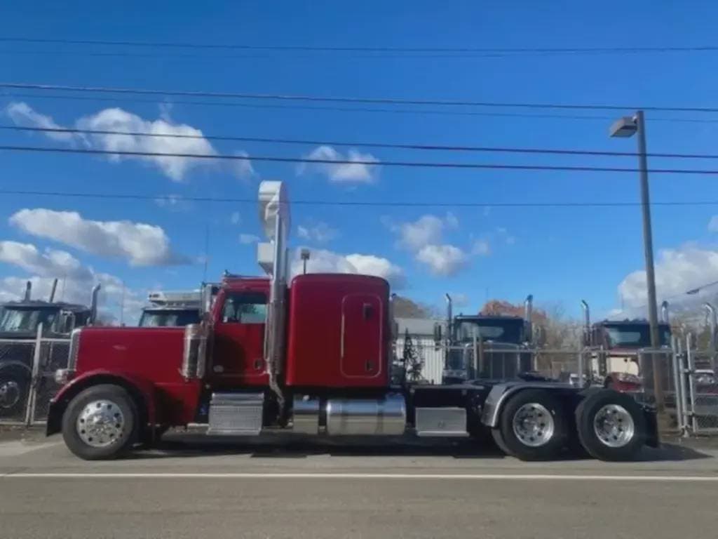 2022 Peterbilt 389 image 4