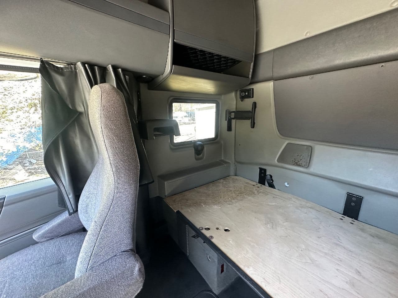 2018 International LT625 image 25