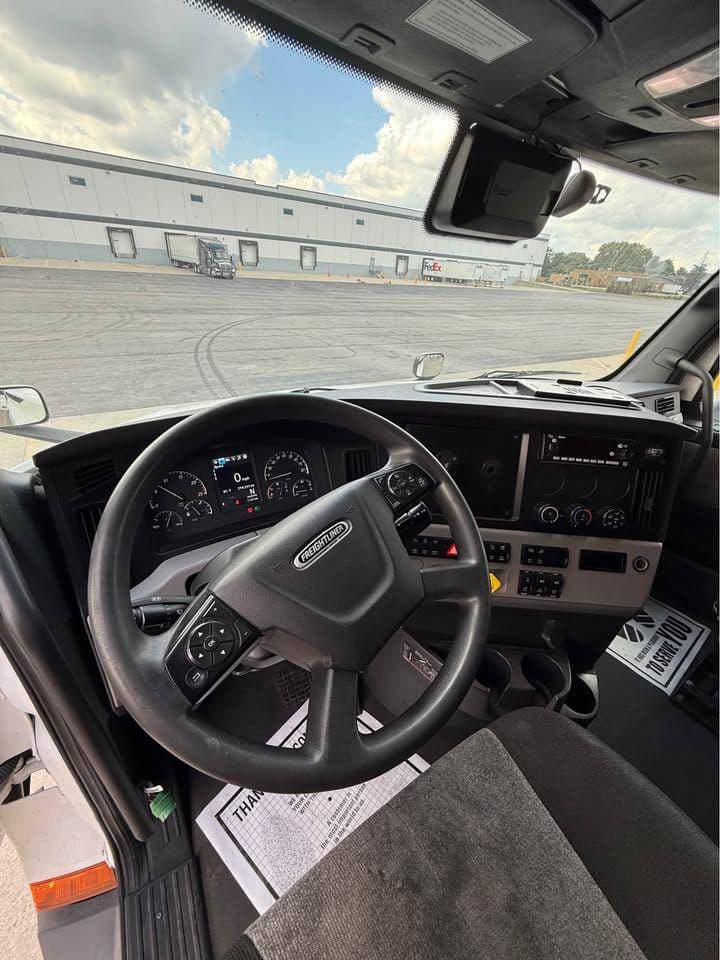 2022 Freightliner Cascadia 126 image 8