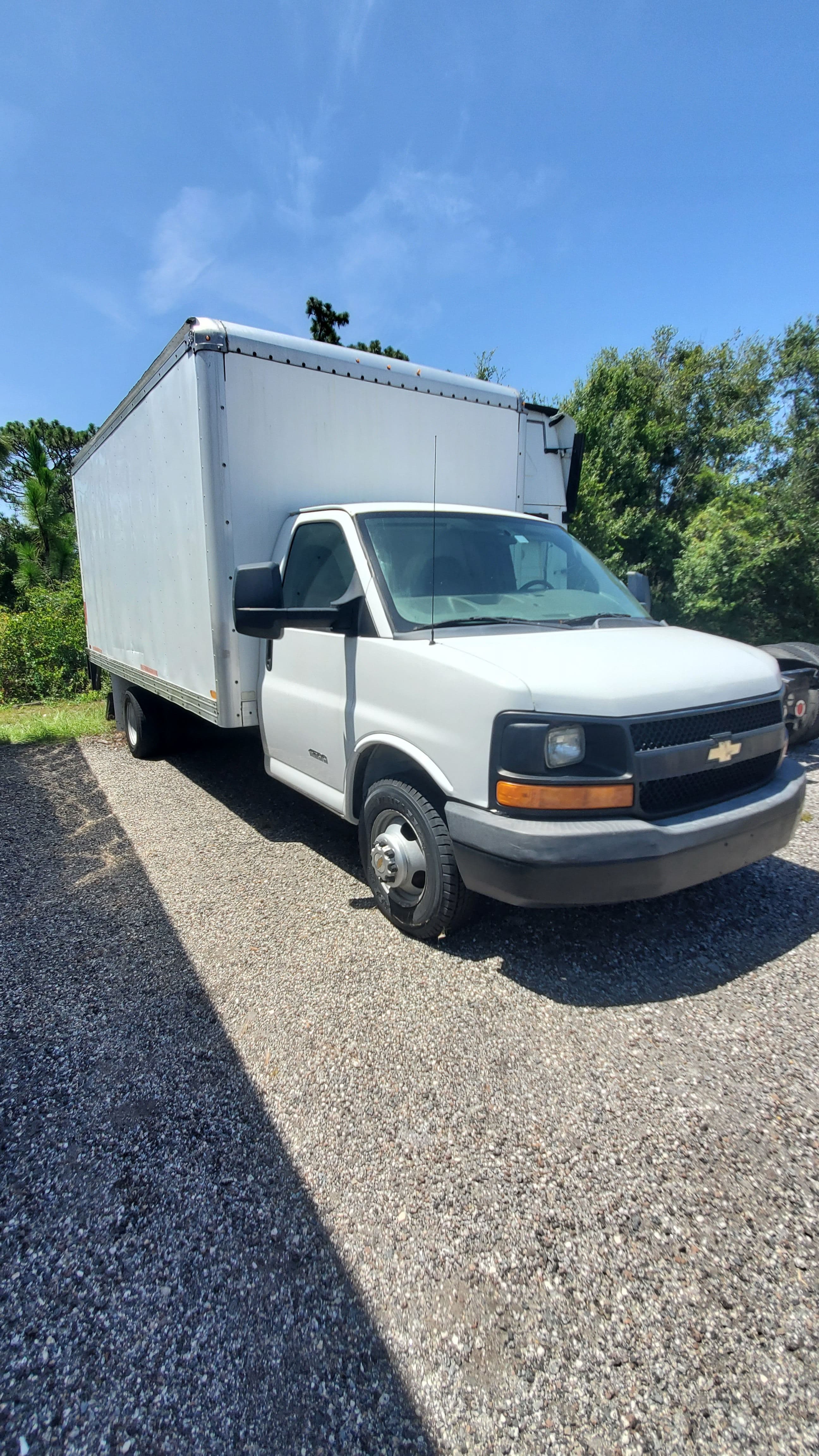 2015 Chevrolet Express image 10
