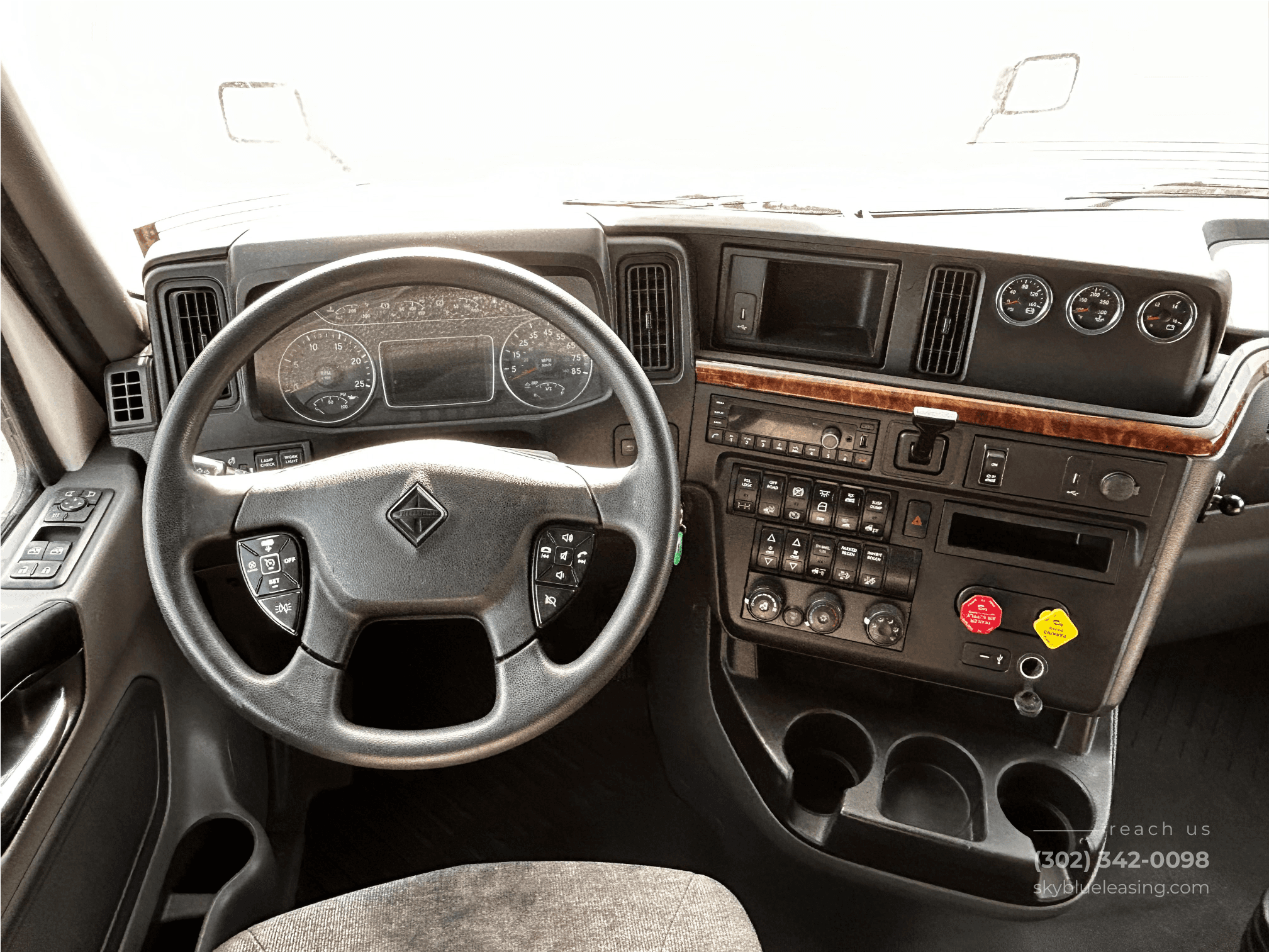 2022 International LT625 image 11