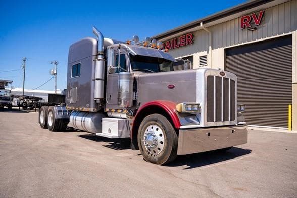 2009 Peterbilt 389 image 1