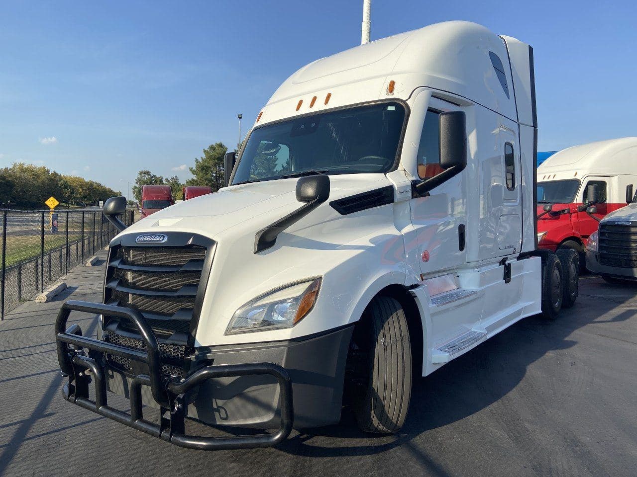 2021 FREIGHTLINER Cascadia CA126 Tandem Axle Sleeper image 1