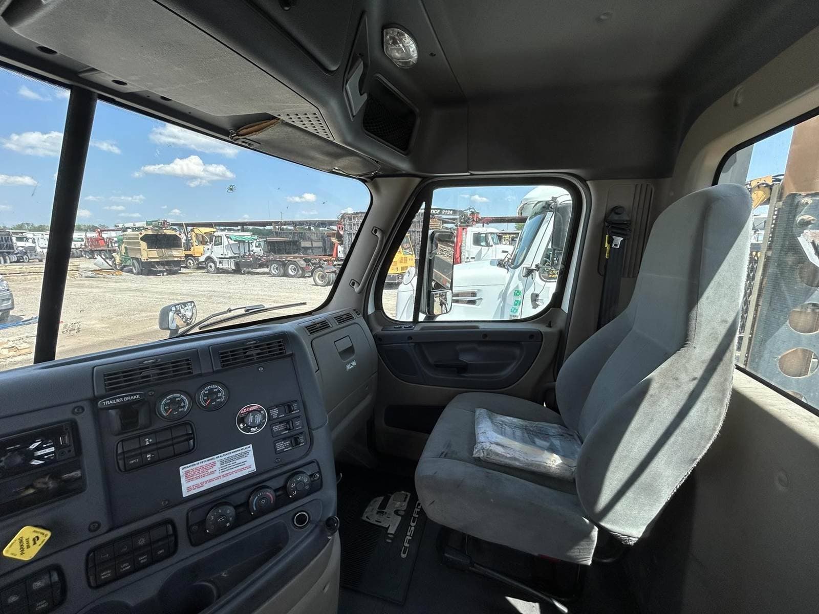 2020 Freightliner Cascadia 113 image 10