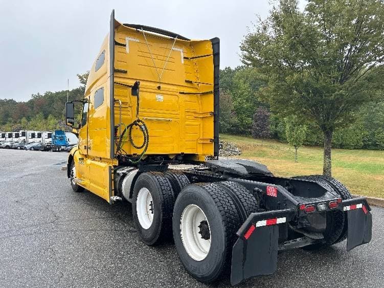 2022 Volvo VNL64760 image 3