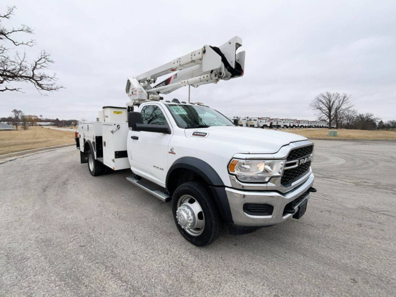 2022 RAM 5500 Boom / Bucket Truck - 360HP image 3