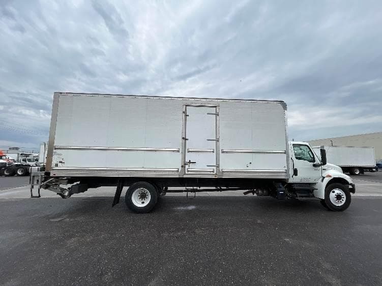 2022 International MV607 Box Truck - 220HP, 6 Speed Automatic, Roll up Door image 15