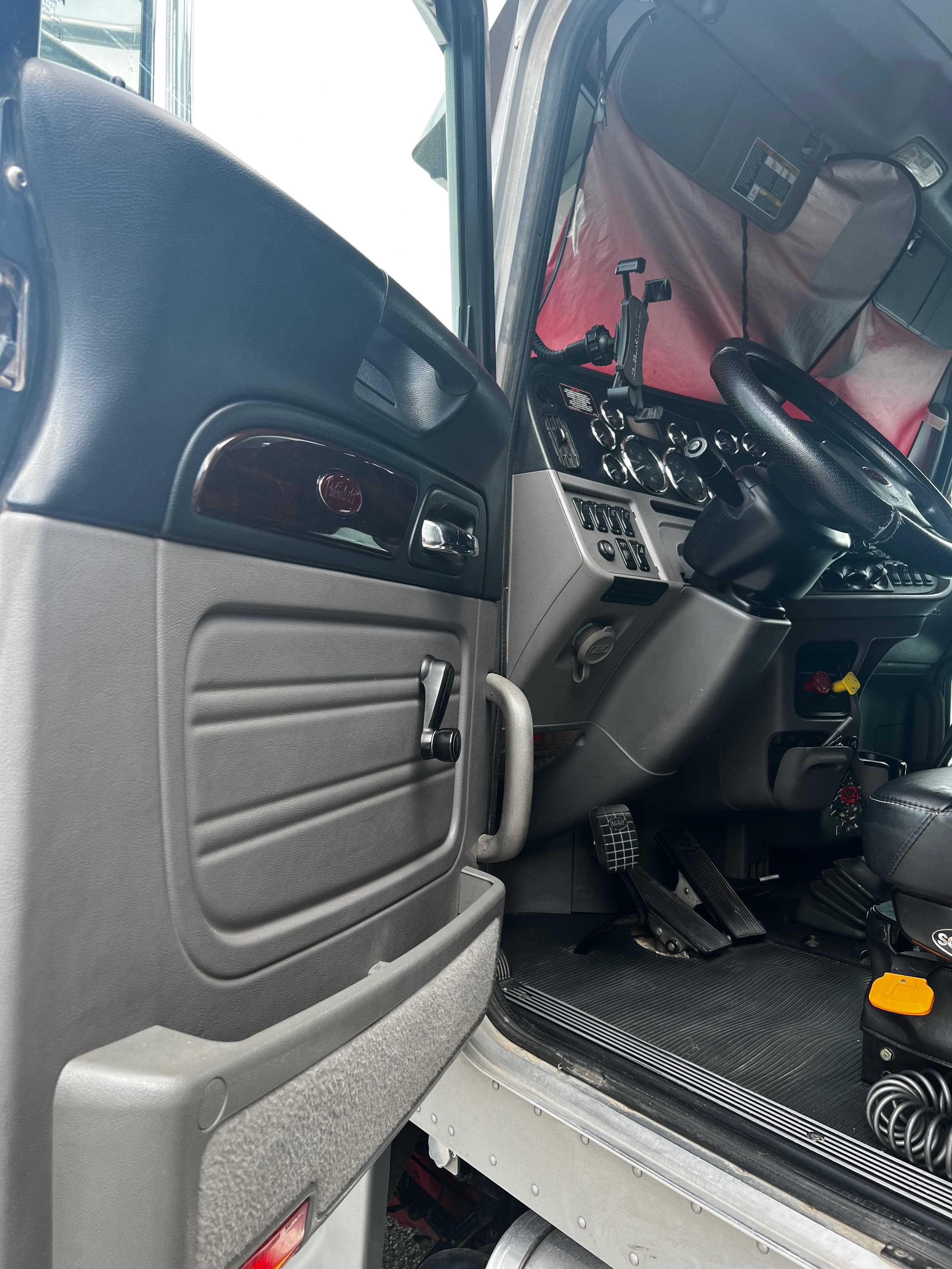 2016 Peterbilt 389 image 7