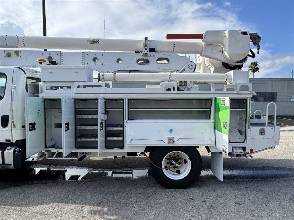 2018 Freightliner M2-106 image 29