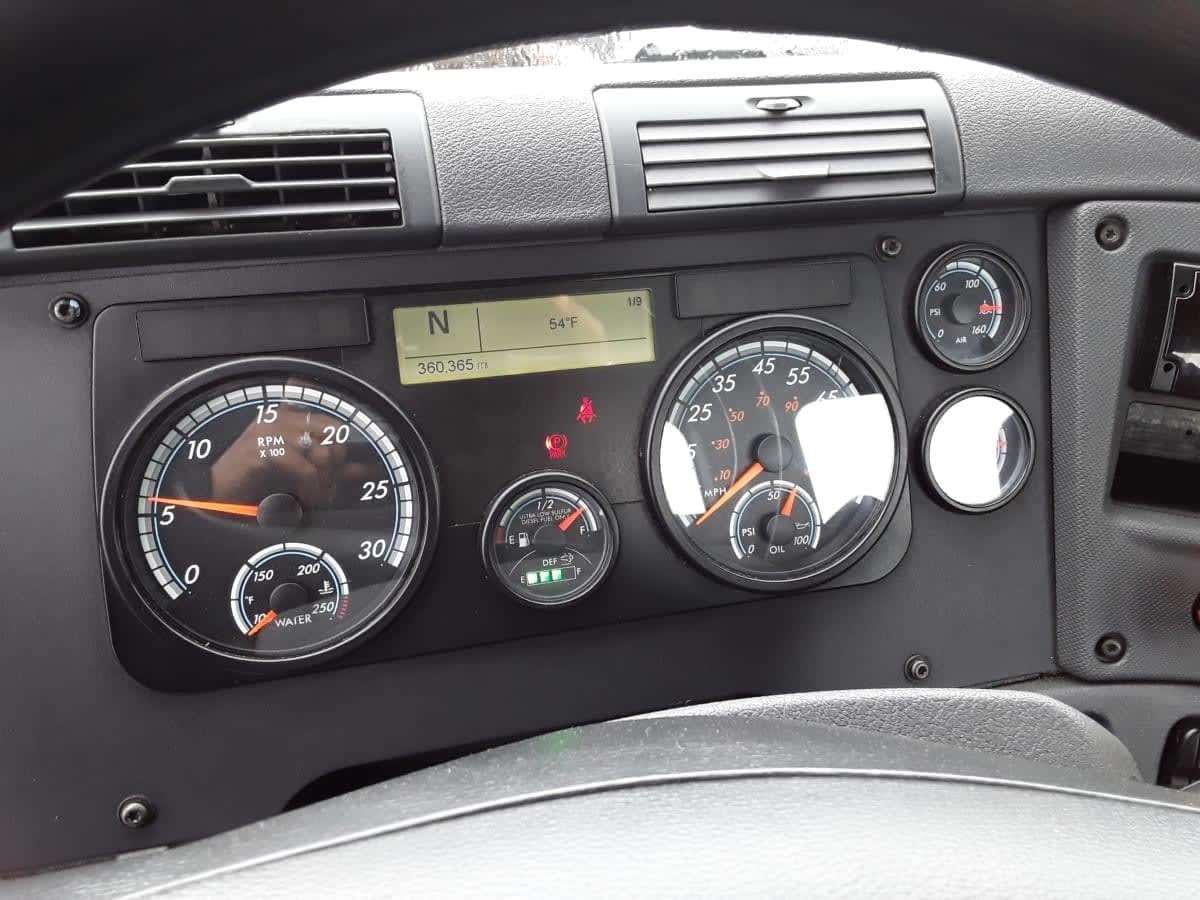 Used 2019 FREIGHTLINER Conventional - Day Cab - CASCADIA 125 image 3