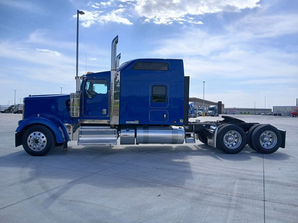 Used 2023 KENWORTH W900L image 25
