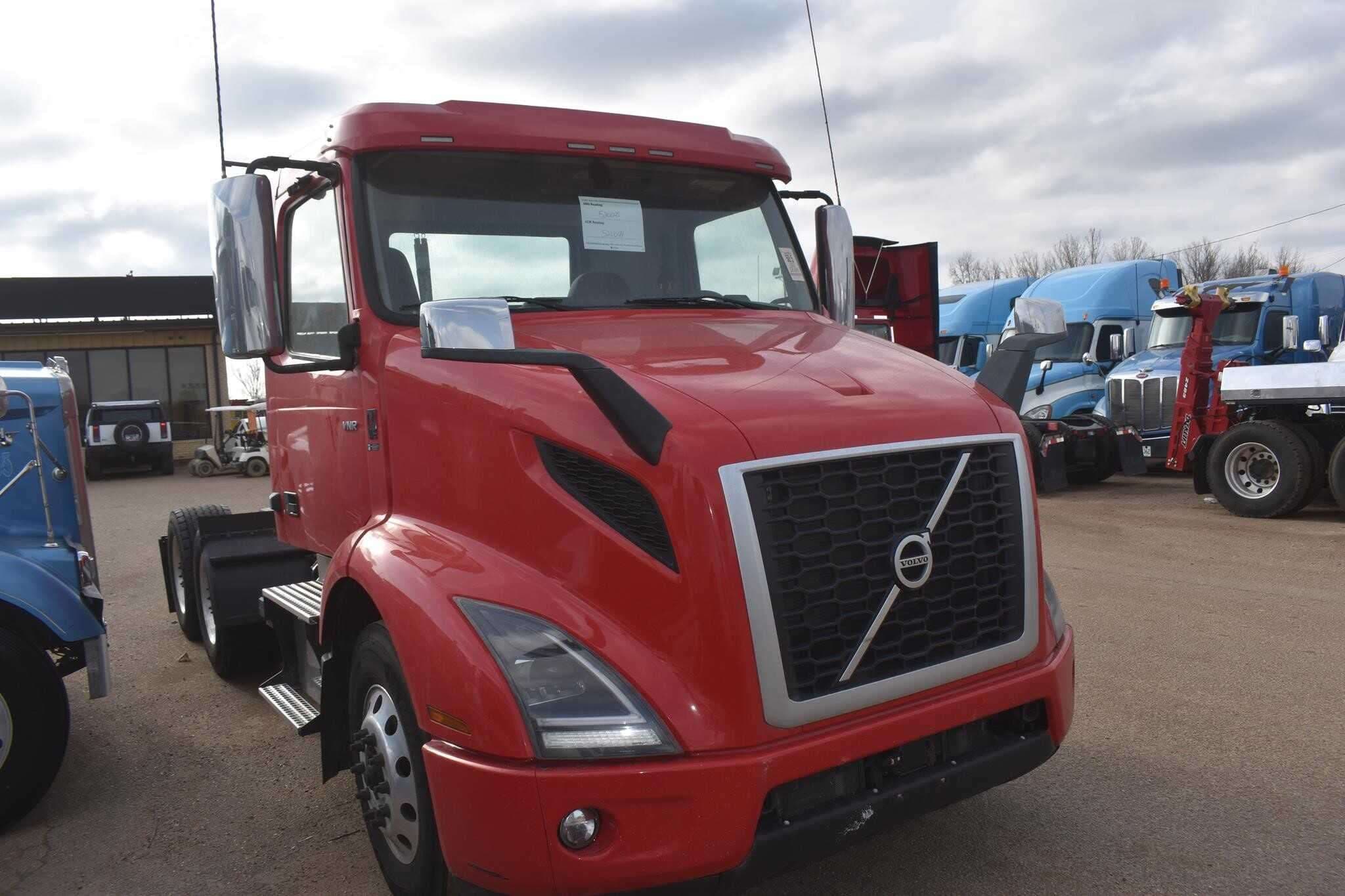 2022 Volvo VNR image 2