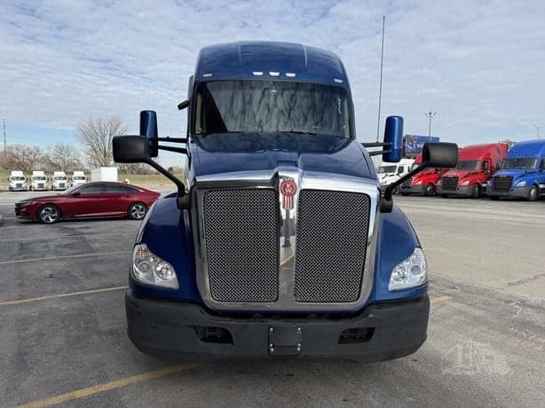 2021 Kenworth T680 image 2