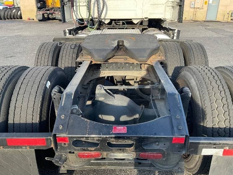 2022 Volvo VNL image 6